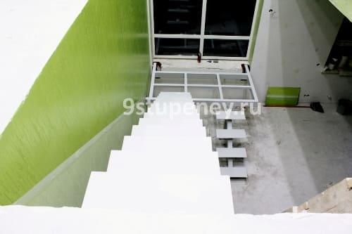 Лестница металлическая с площадкой