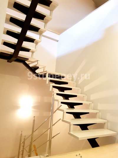 Металлическая лестница с поворотом на 180 градусов